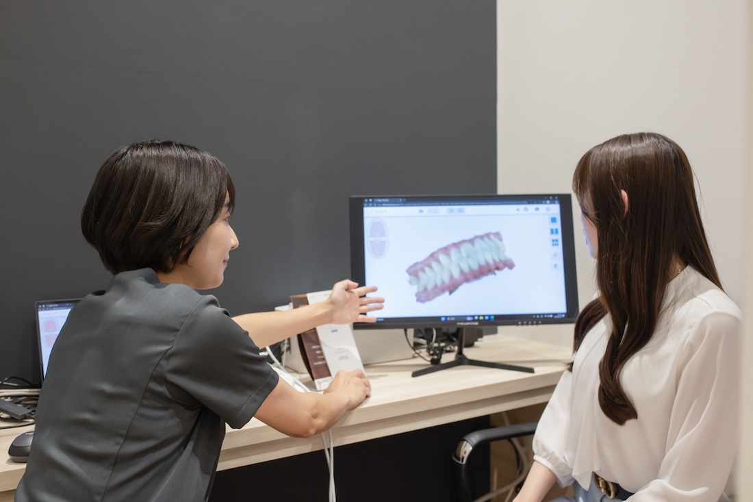 iTeroの画像を説明する女性歯科医師