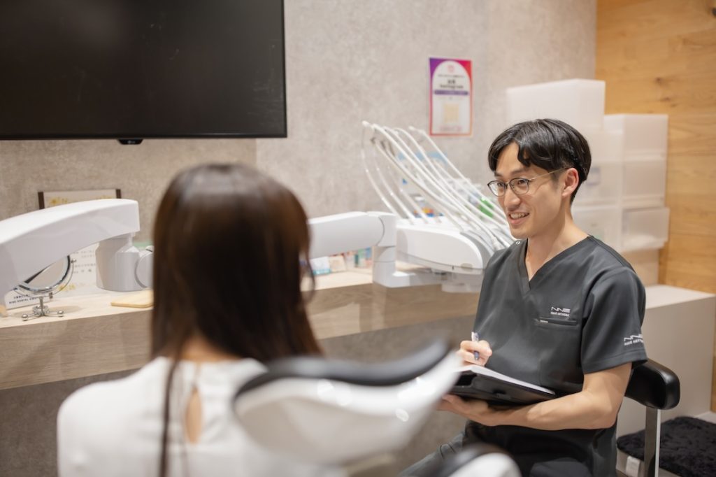 カウンセリングをする男性歯科医師