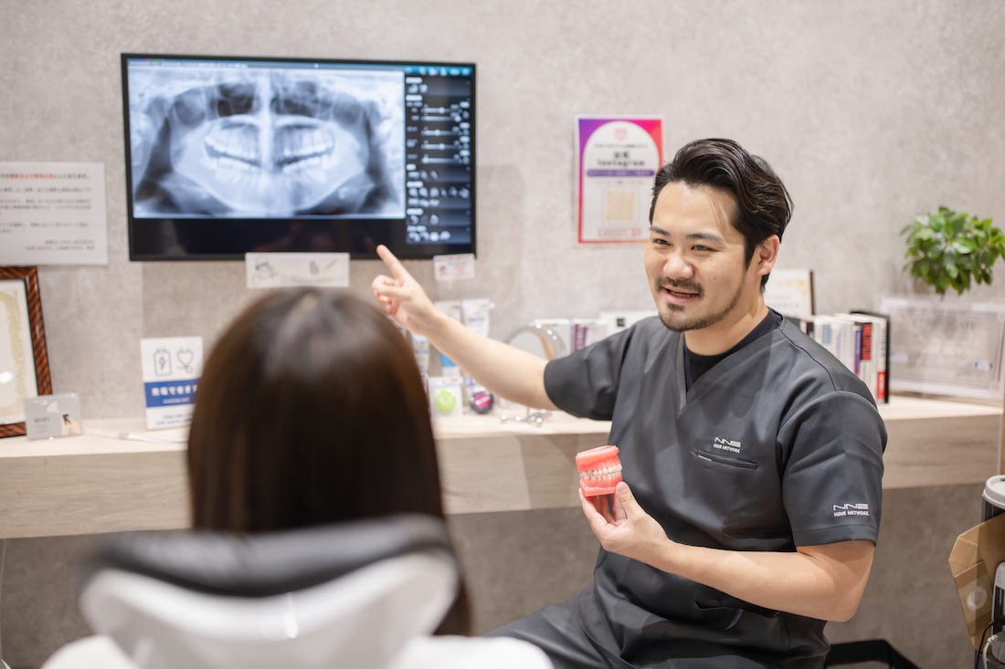 歯並びの診察をする男性歯科医院