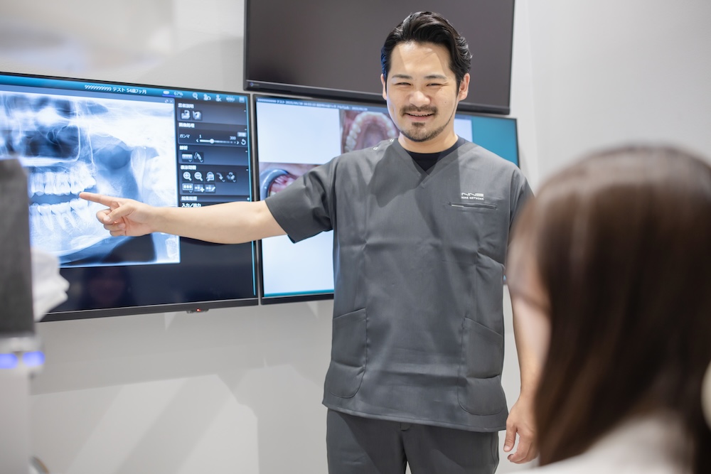 歯並びの説明をする男性歯科医師